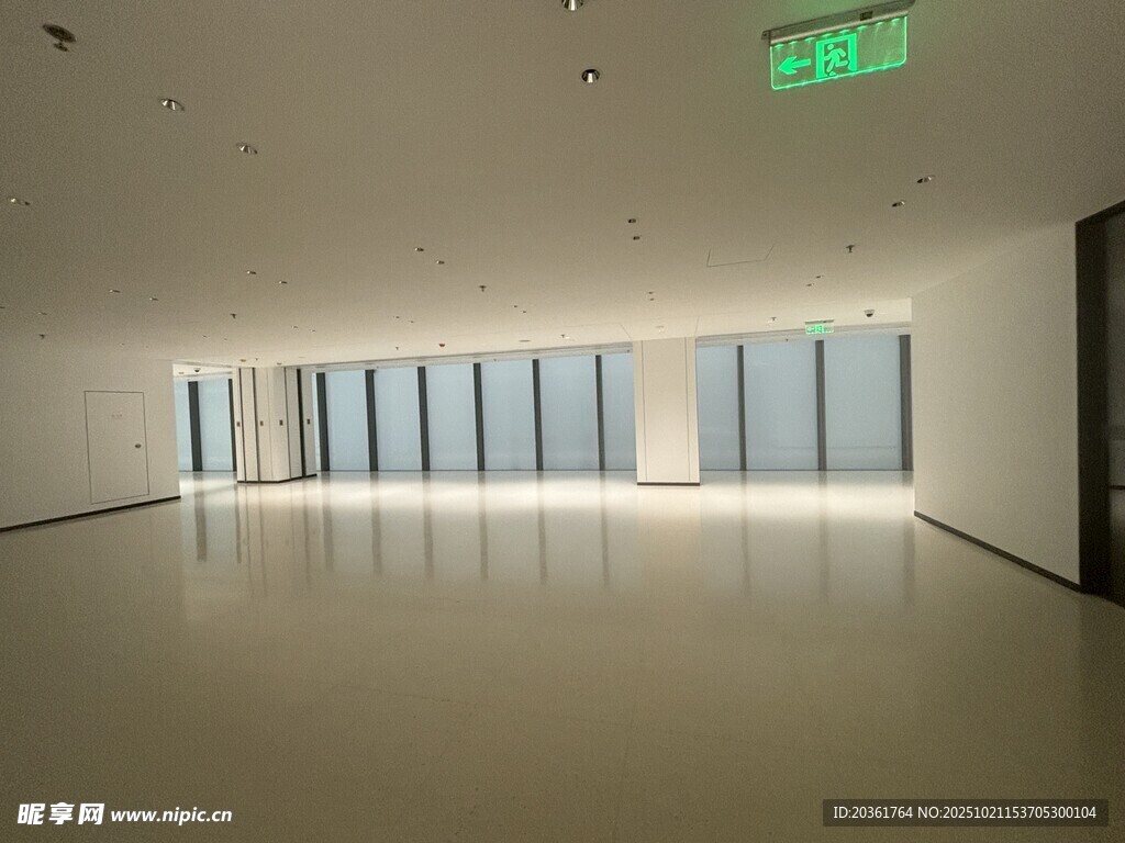 现代简约风格空旷室内空间