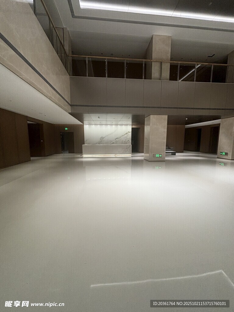 空旷地下停车场内部空间