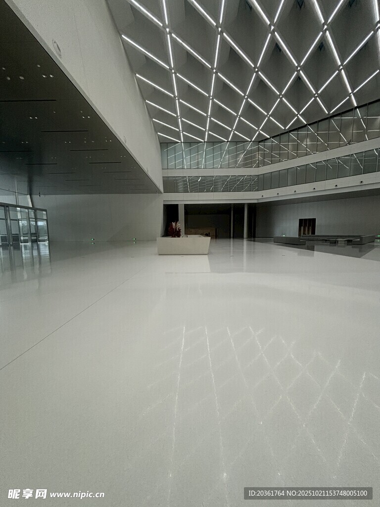 现代空旷室内建筑空间