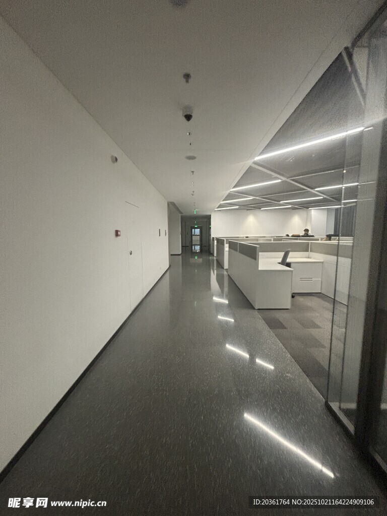 现代简约风格的宽敞走廊