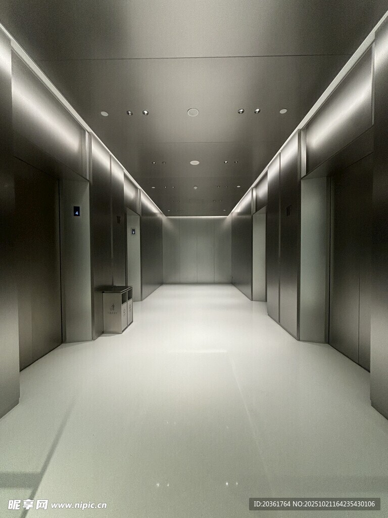现代简约风格的空旷走廊