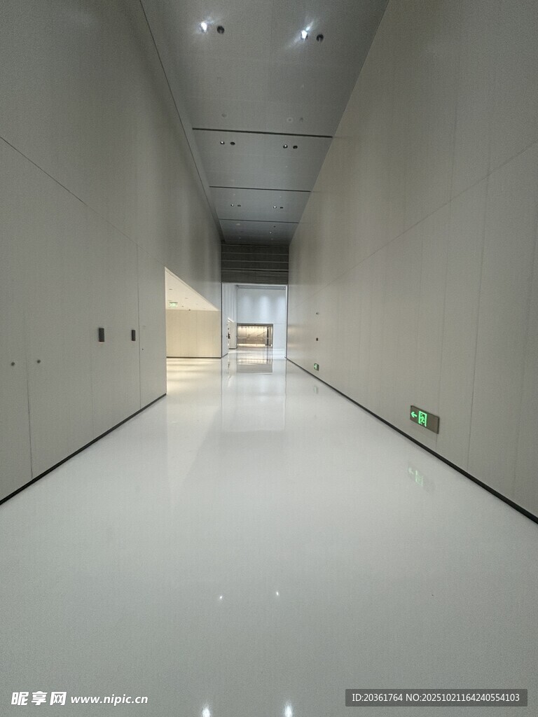 空旷洁净的现代化走廊