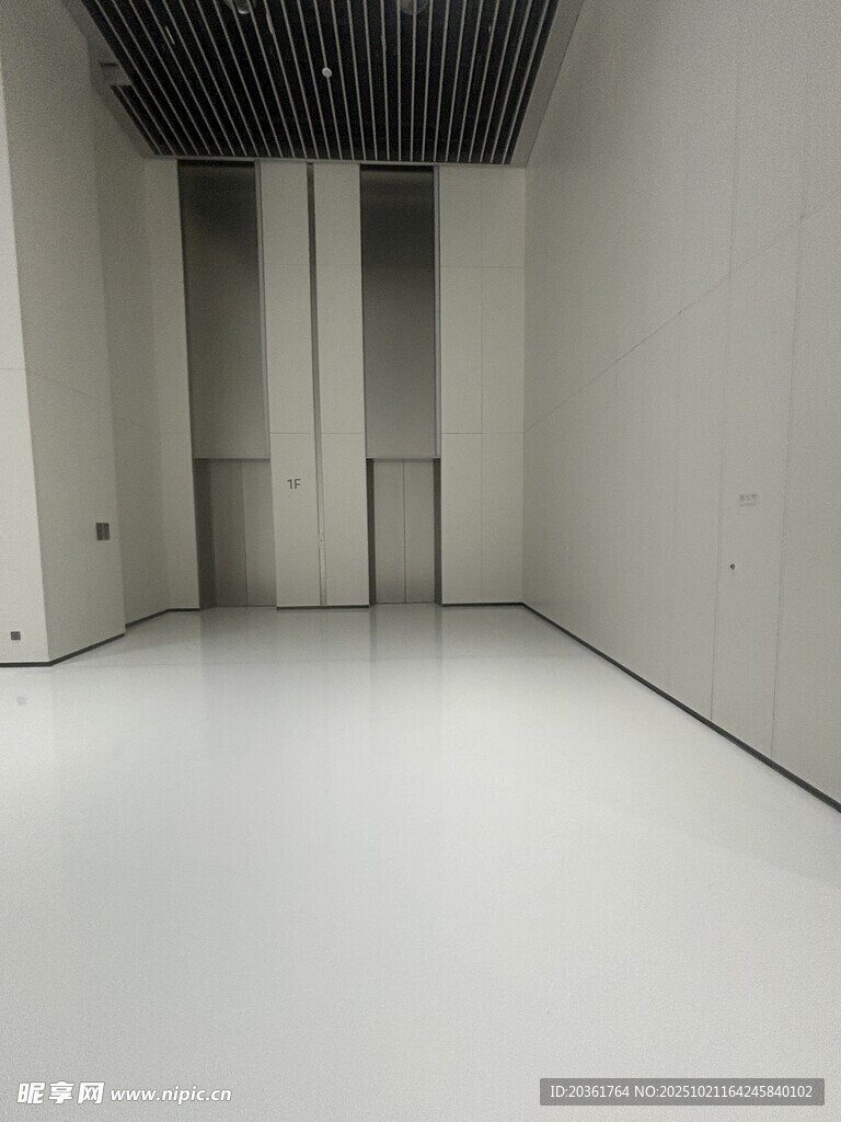 空旷的室内电梯等候区