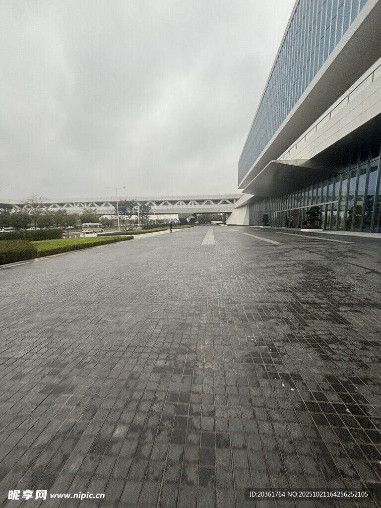 现代建筑前的砖石铺地广场