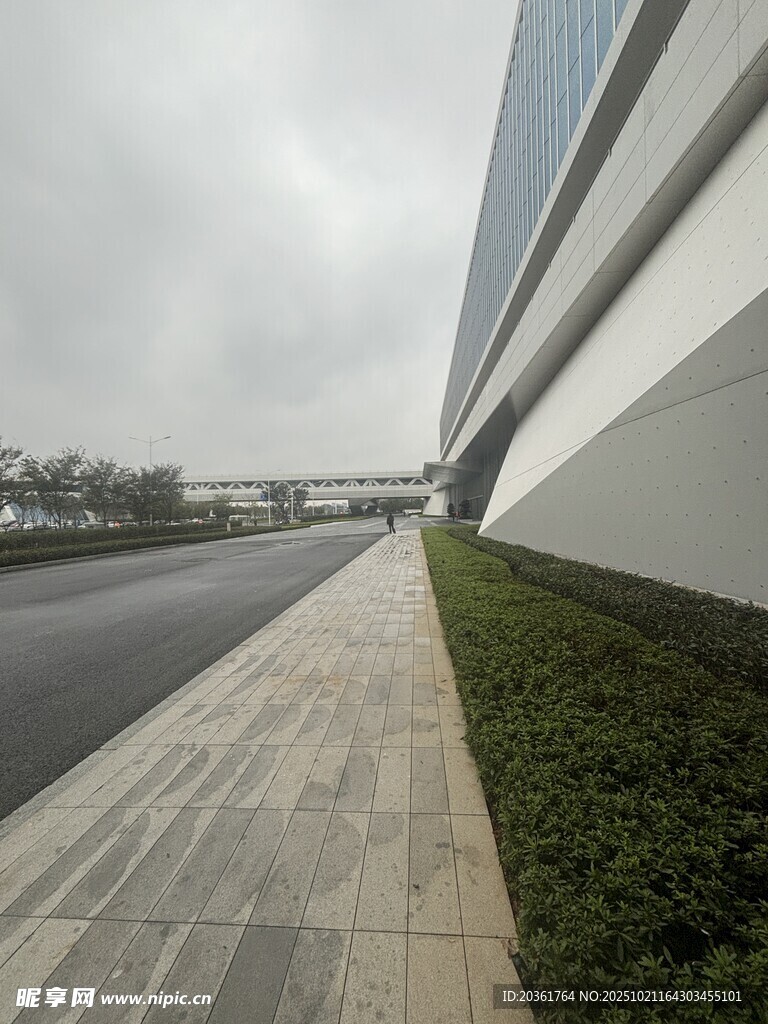现代城市道路旁建筑景观