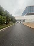 城市中宽阔的柏油道路