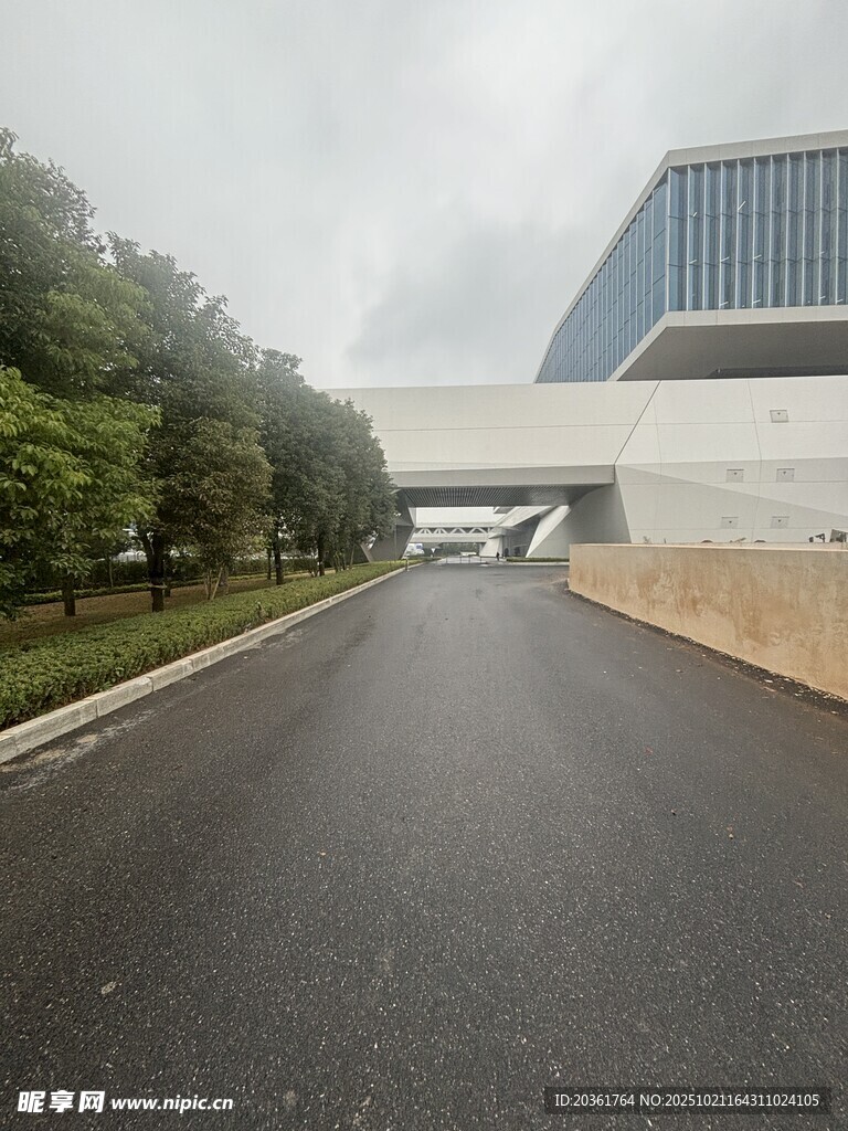 城市中宽阔的柏油道路