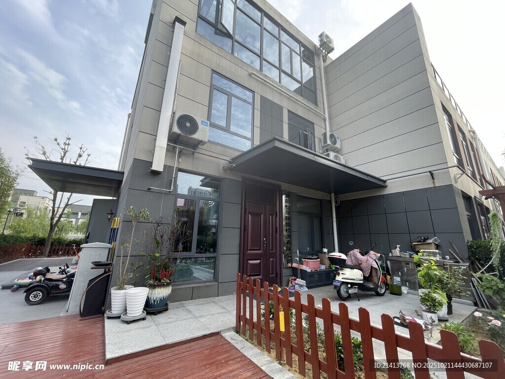 现代风格两层住宅外观