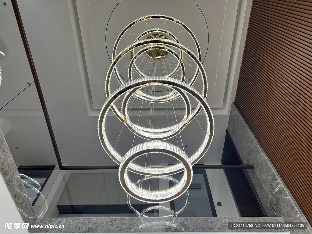 现代建筑内的环形金属结构