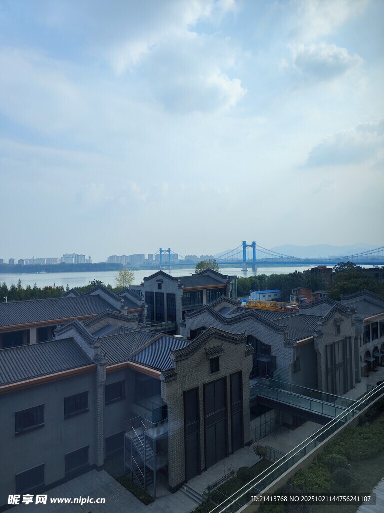 湖畔屋舍风景