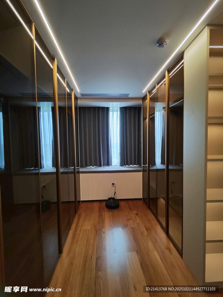 现代简约风格宽敞衣帽间