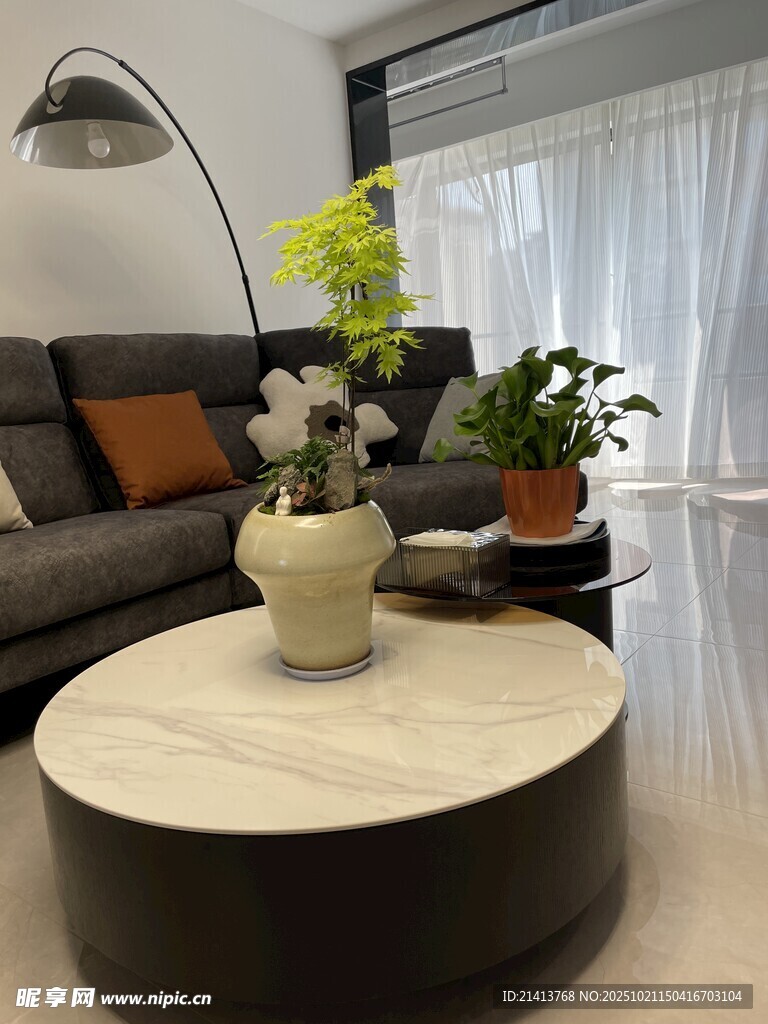 现代简约风客厅圆形茶几