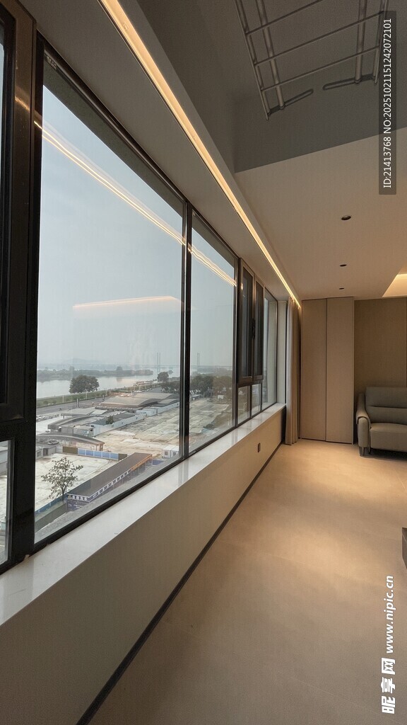 现代宽敞的窗边办公空间