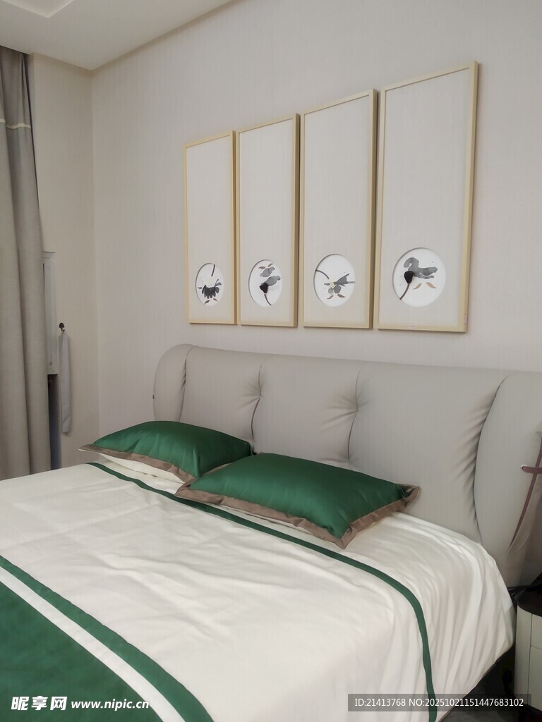 简约卧室床品与挂画搭配