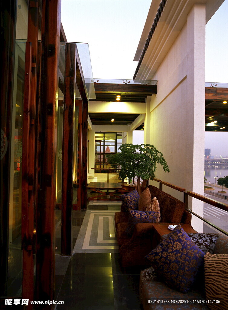 温馨室内走廊休憩空间