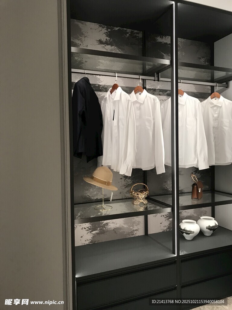 现代简约风格的衣物展示柜