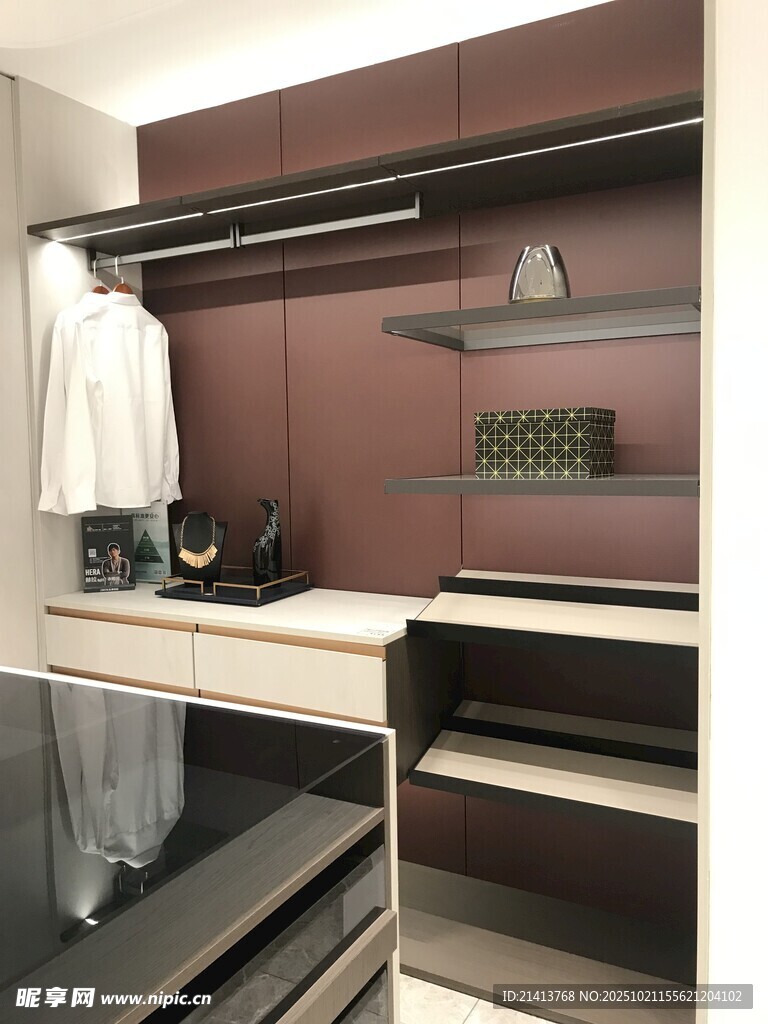 现代风格开放式衣柜展示