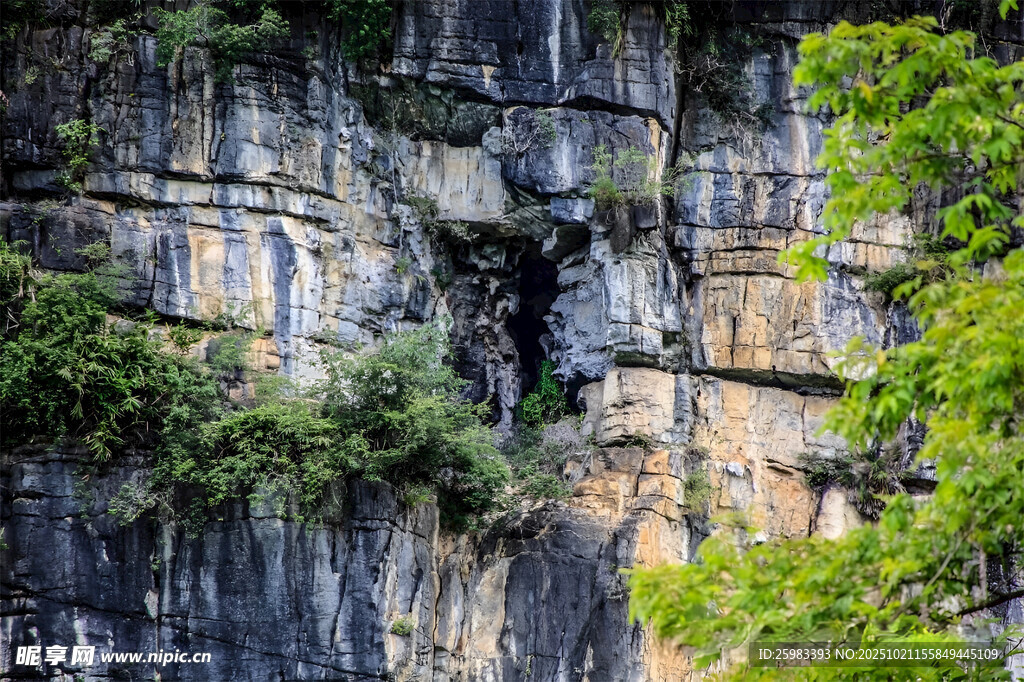 陡峭岩壁