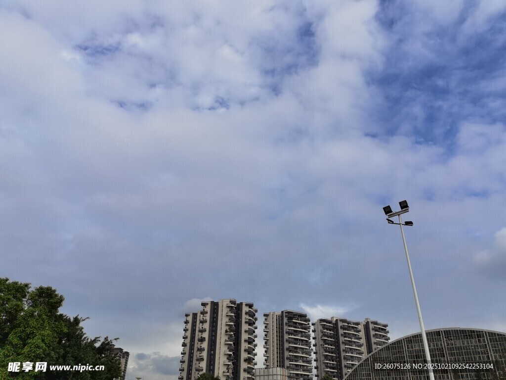 城市高楼与蓝天白云景观