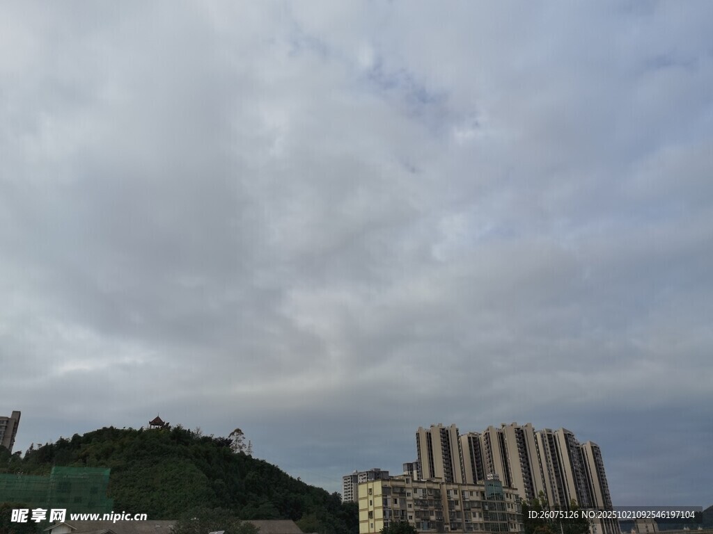 城市与山丘间的天空景致