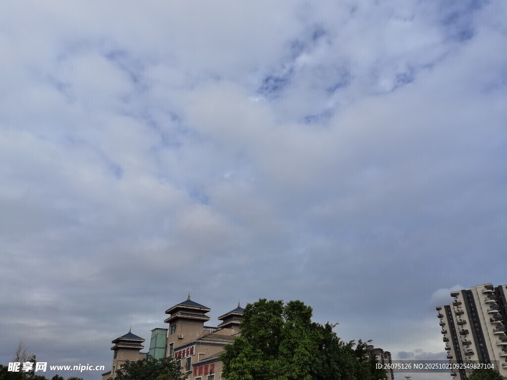 城市中的古建筑与高楼