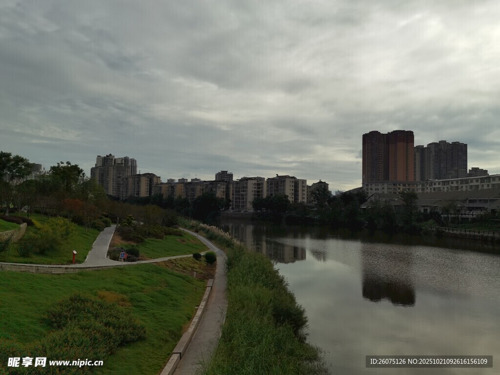河畔城市风光阴云下景致
