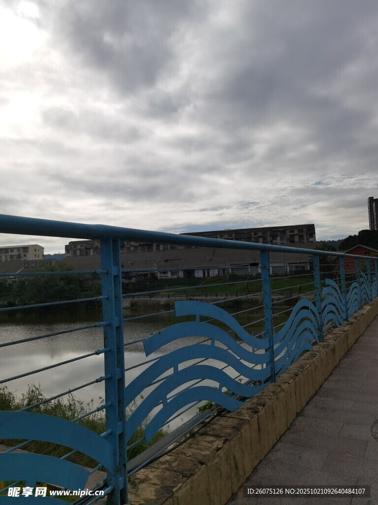 蓝色护栏沿水畔风景