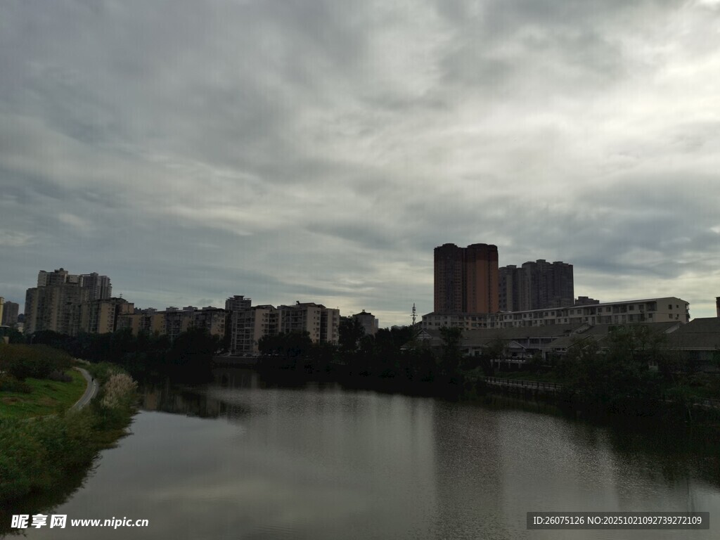 河畔城市风光阴云密布