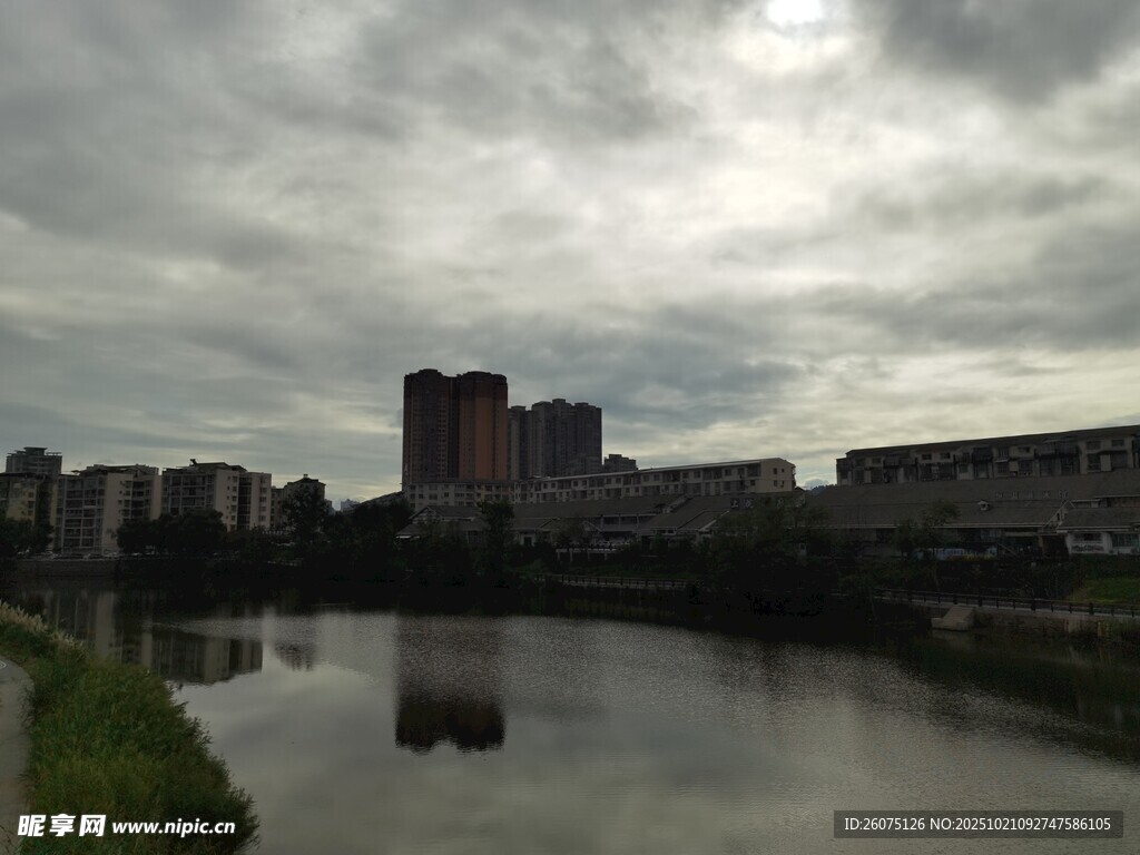 城市河畔阴云密布景象