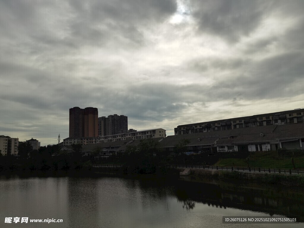 阴天城市河畔景象