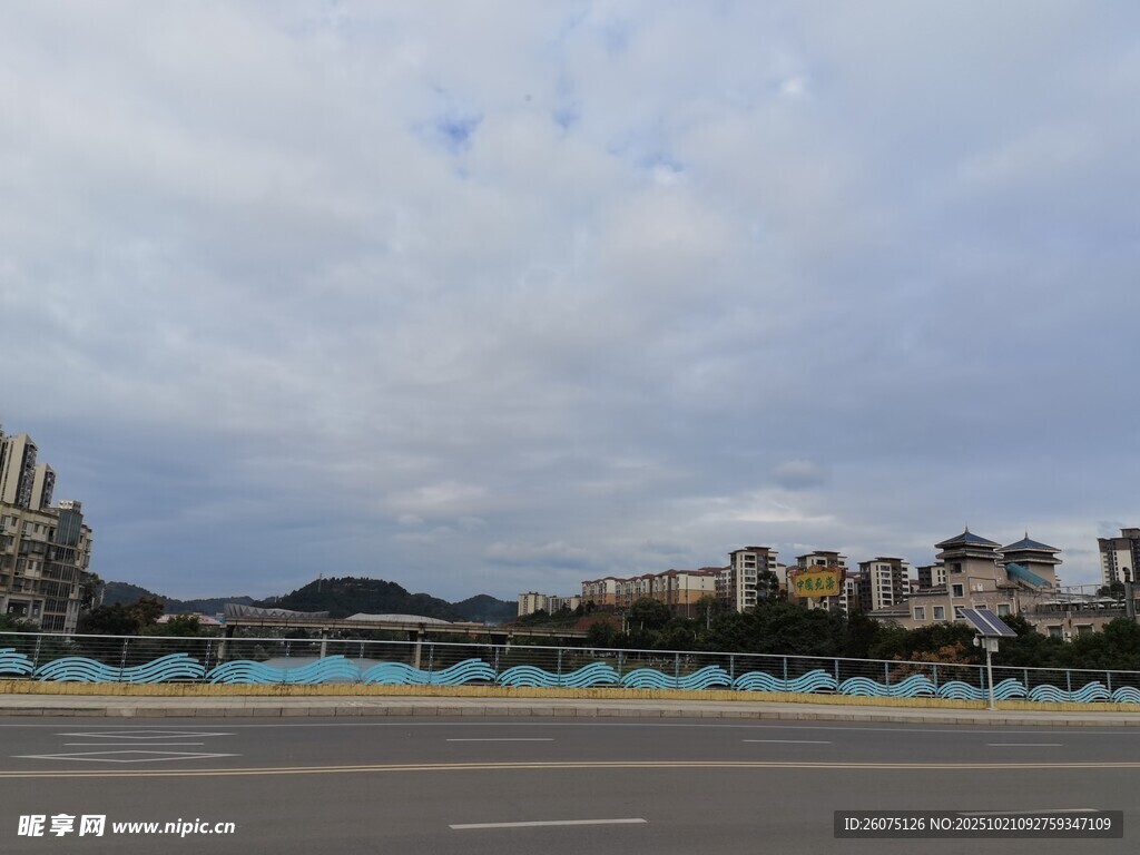 城市道路旁的建筑与景观