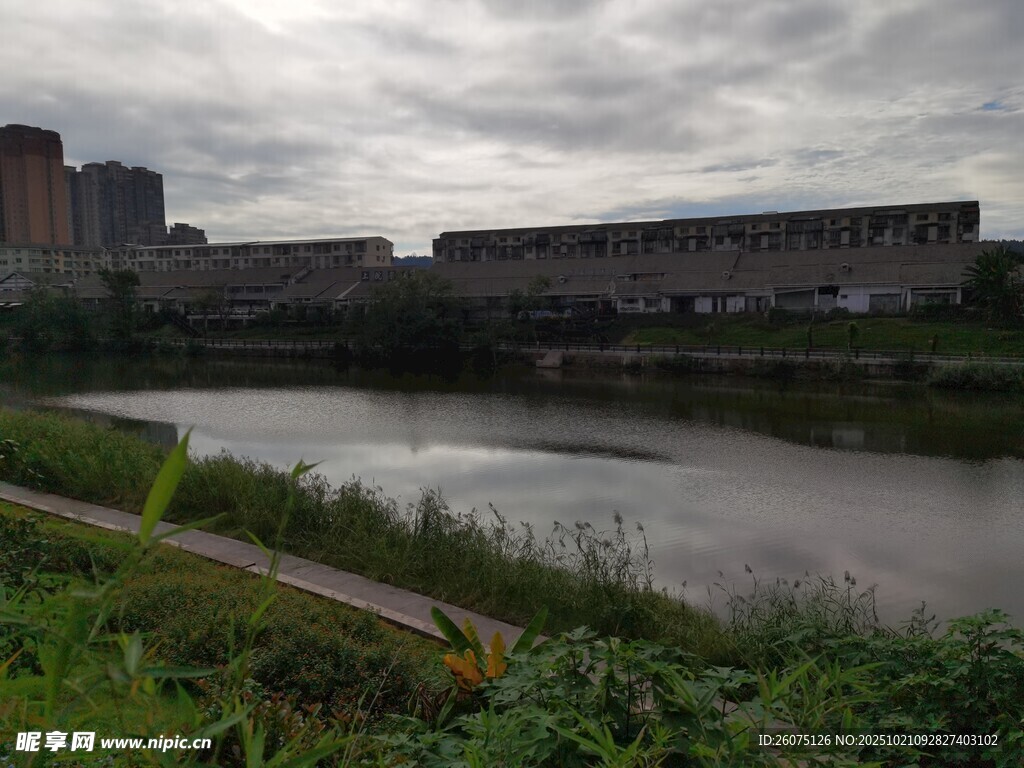 河畔城市景观阴云笼罩