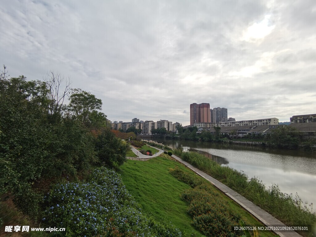 河畔城市风光