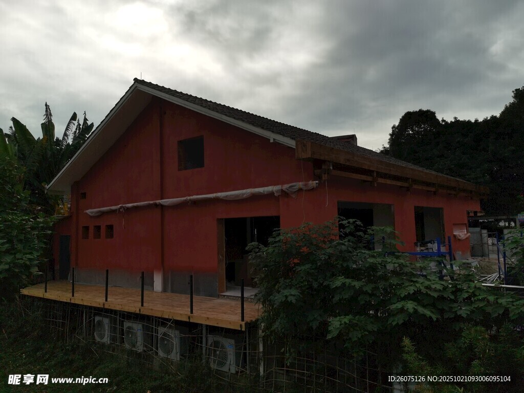 山间红顶小屋自然景致