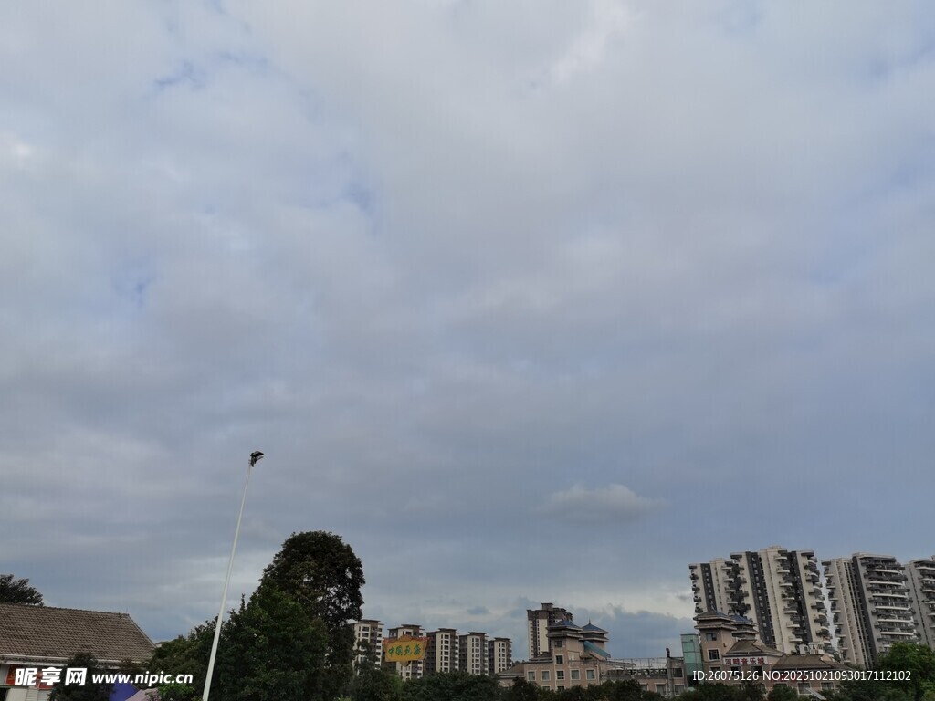 城市上空的多云景象