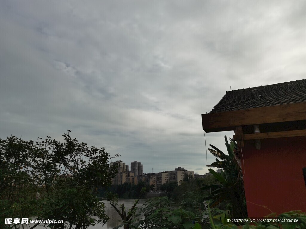 阴天时的红顶建筑与绿植