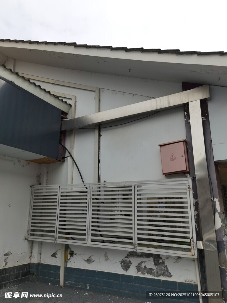 老旧建筑外的金属格栅设施