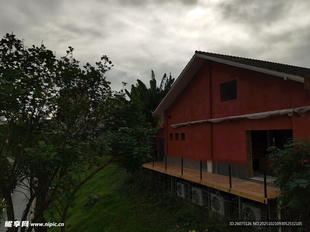 红屋立于绿植环绕间