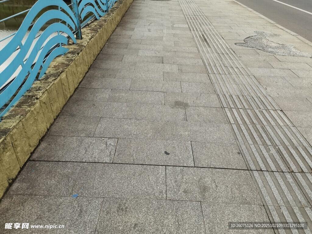 蓝色装饰物旁的灰色步道