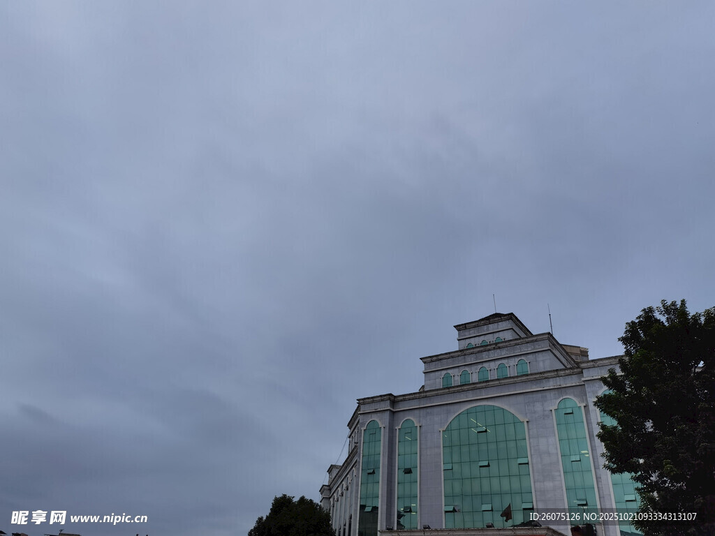 阴天中的绿白相间建筑