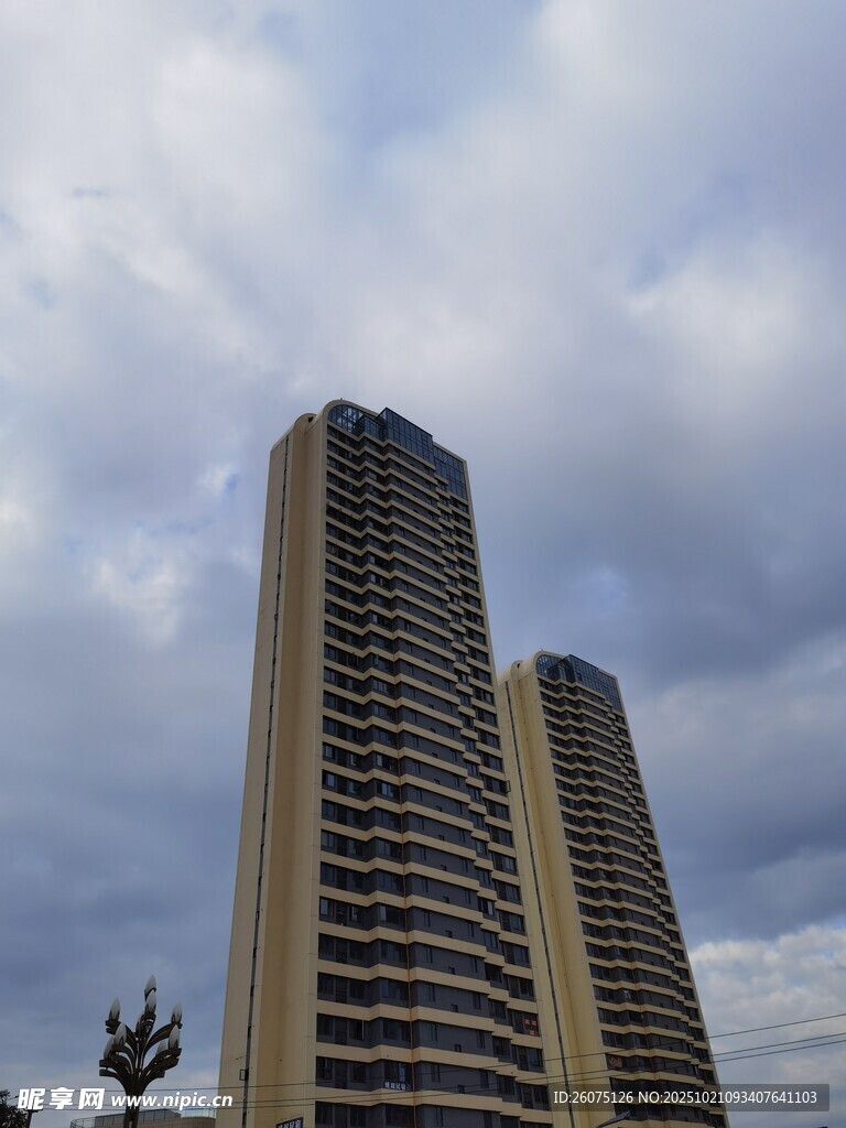 高楼矗立在多云天空下