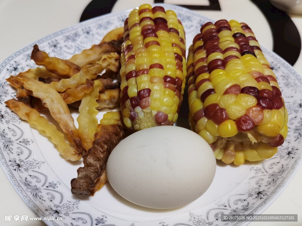 烤玉米配薯条与鸡蛋