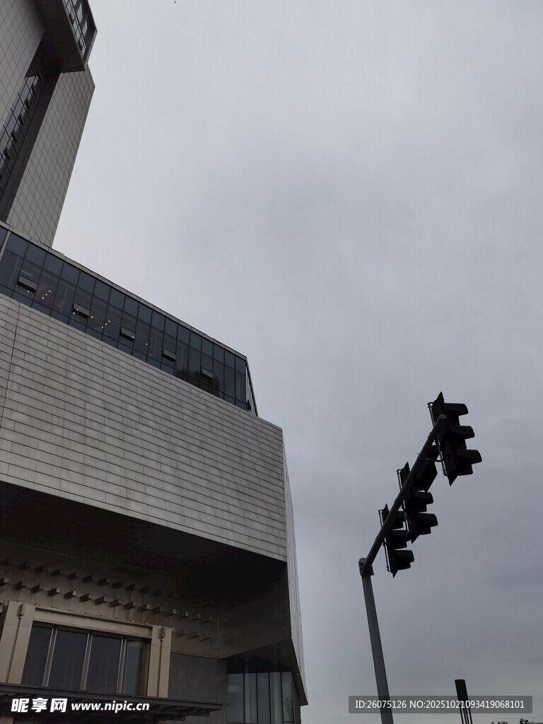 现代建筑旁的交通信号灯