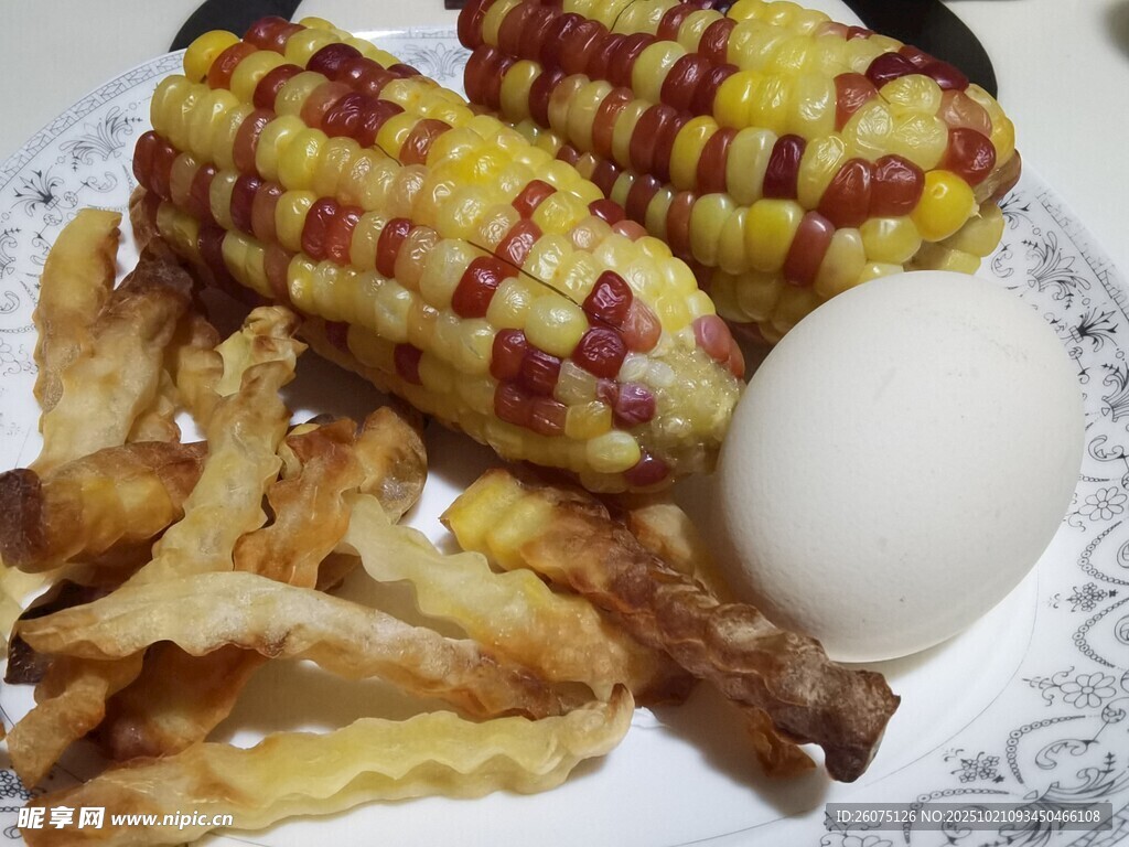 烤玉米配薯条与鸡蛋
