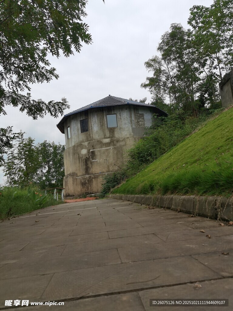 古朴小道旁的圆形建筑