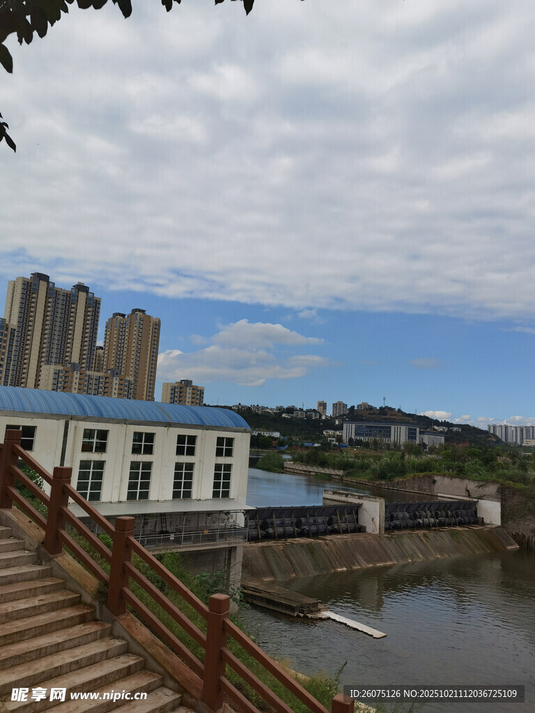 河畔建筑与木质阶梯景观