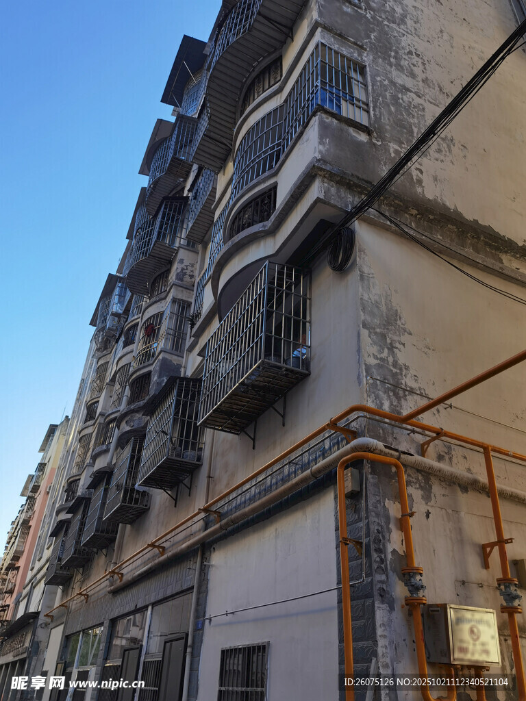 老旧建筑外墙上的独特雕塑