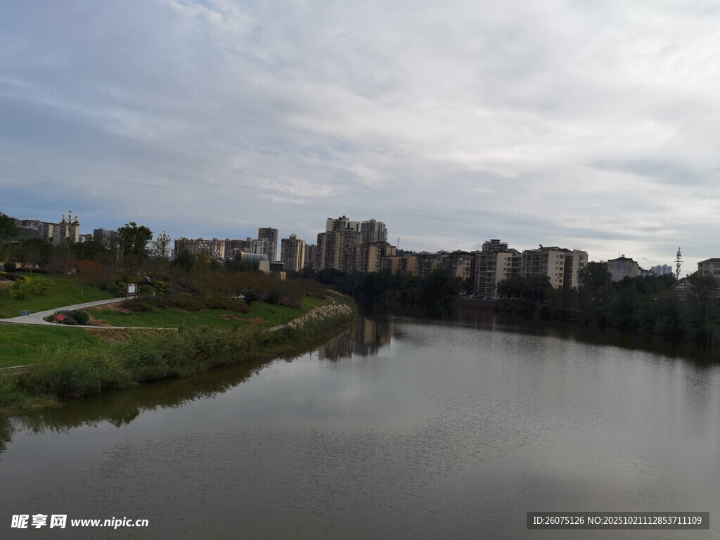 河畔城市风光