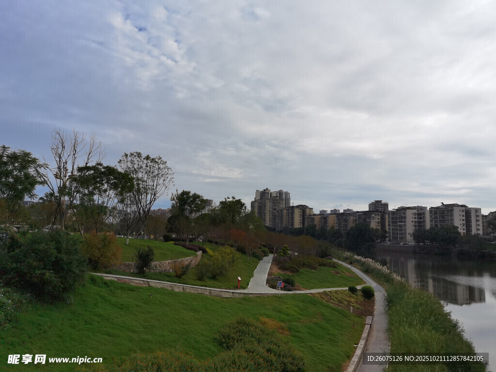 城市河畔绿意盎然风景图