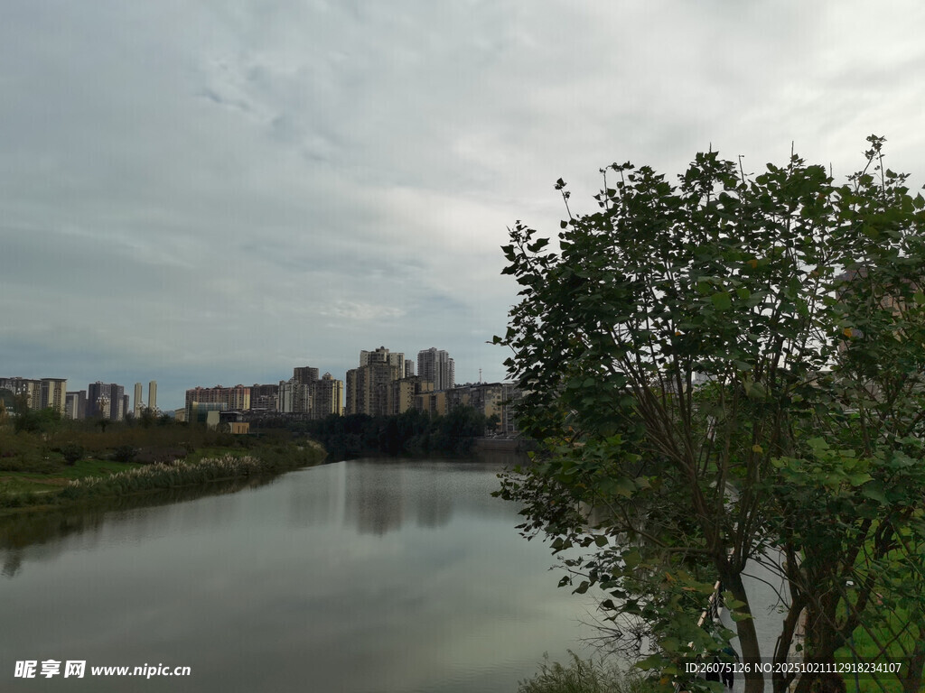 河畔城市风光